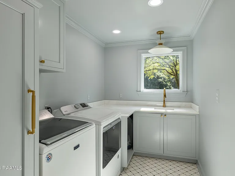 2407 E Broussard Rd — Photo 21