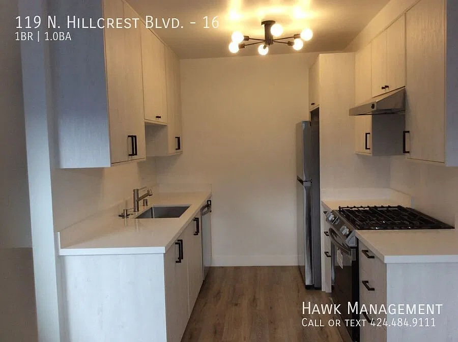 Beautifully Updated Apartment with Modern Finishes in Inglewood! — Photo 2