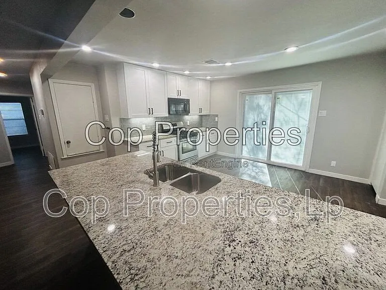 2914 Greenacres St — Photo 5