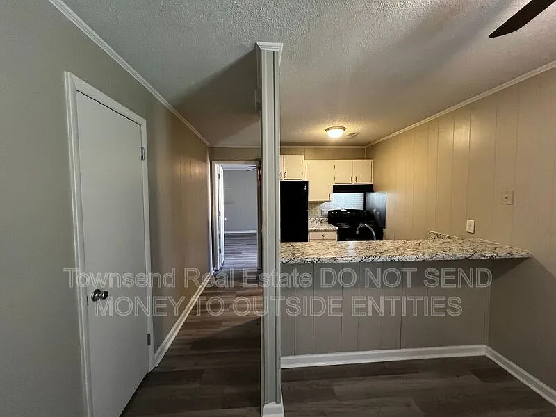 1 bed, 1.0 bath, 700 sqft, $835 — Photo 2