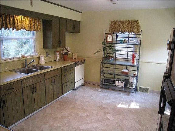 3rd image of 625 California Dr