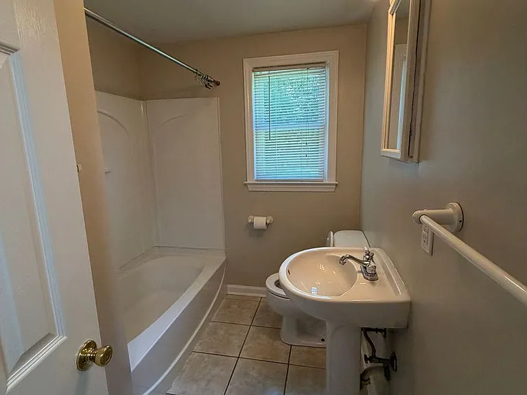 1003 Montgomery St — Photo 14