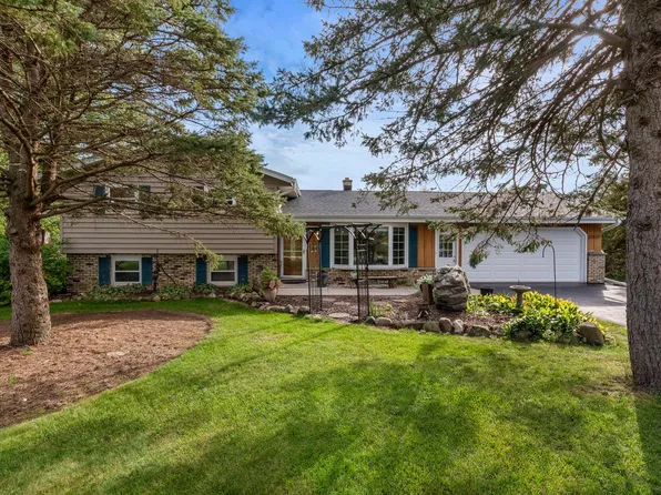 3657 Pleasant Valley ROAD, West Bend, WI 53095