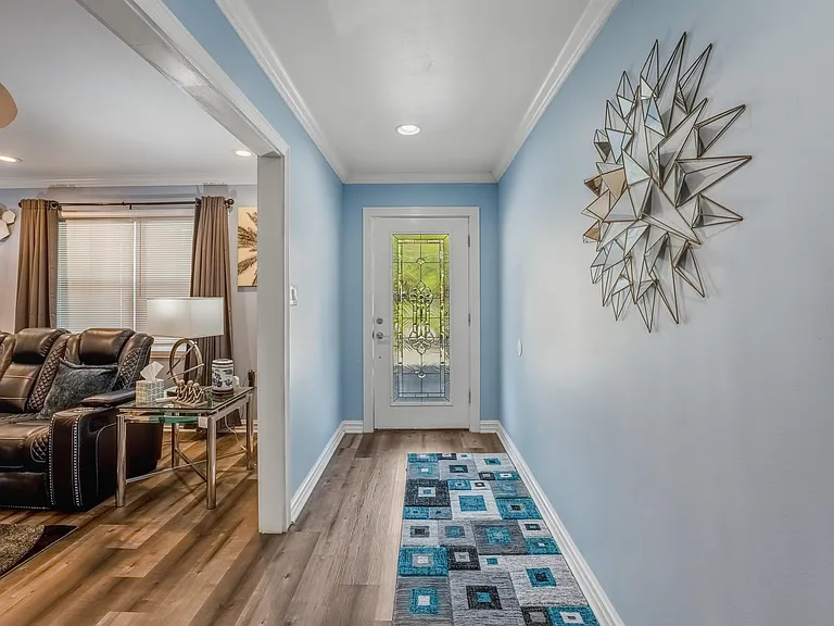 301 N Thomson Ave — Photo 3