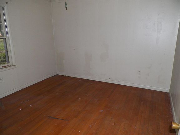 5th image of 1007 King Rd