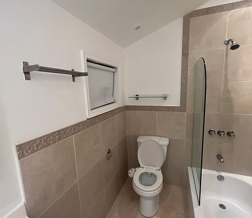 4th image of 100 NE 43rd St Unit 1-3