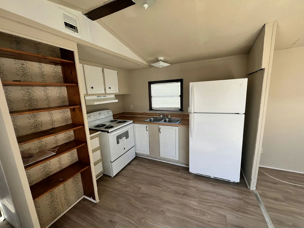1 bed, 1.0 bath, $830 — Photo 4