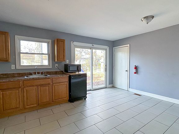 5th image of 134 Orange Ave