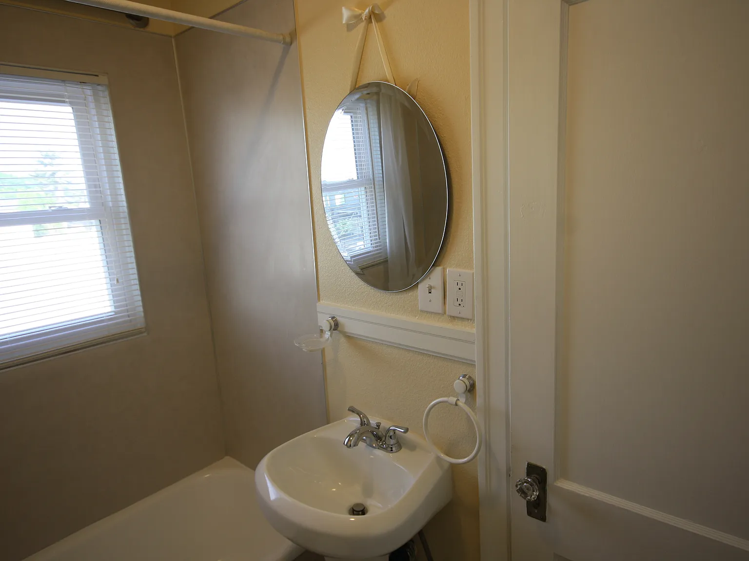 Studio, 350 sqft, $1,200 — Photo 3