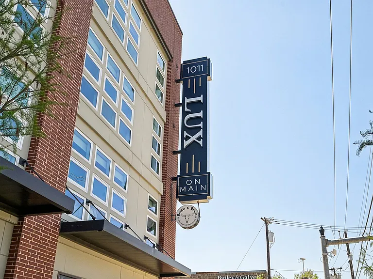 Lux on Main — Photo 28