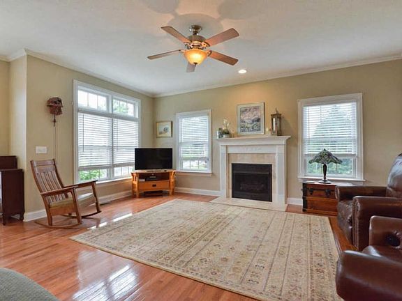 5th image of 8 Timmons Woods Dr