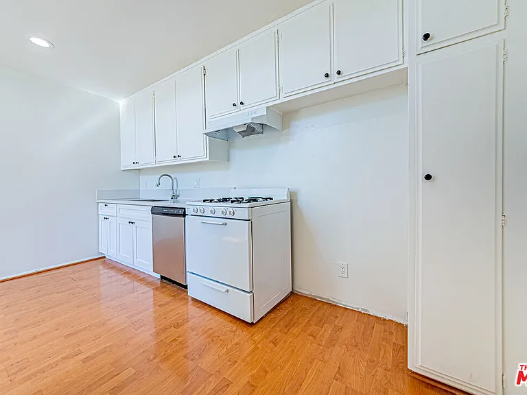 933 S Manhattan Pl — Photo 8