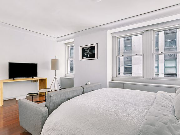 3rd image of 55 Wall St APT 814