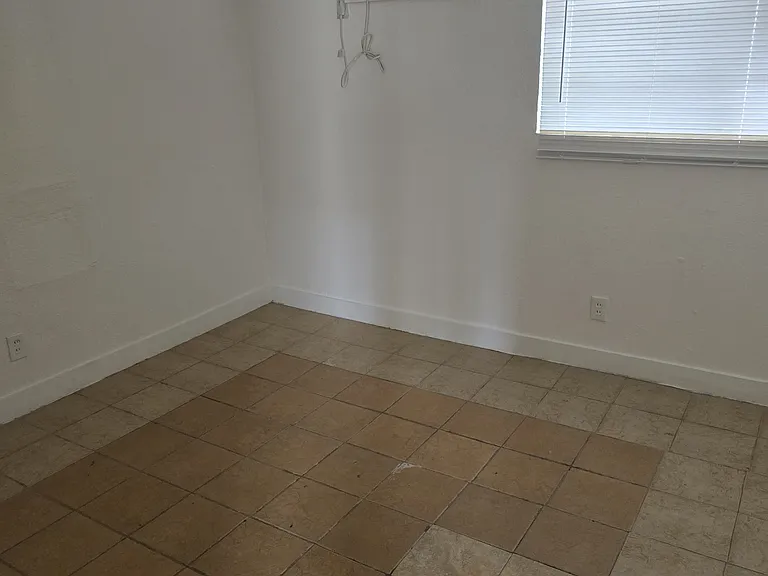2556 Traction Ave #1 — Photo 6