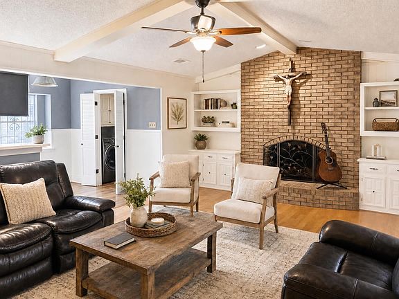 5th image of 1917 Shady Glen Ln