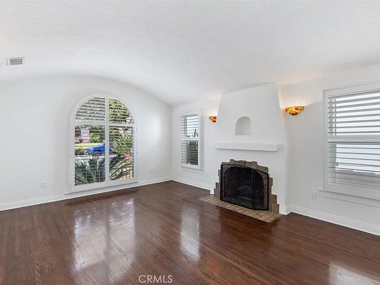 5466 Templeton St — Photo 3