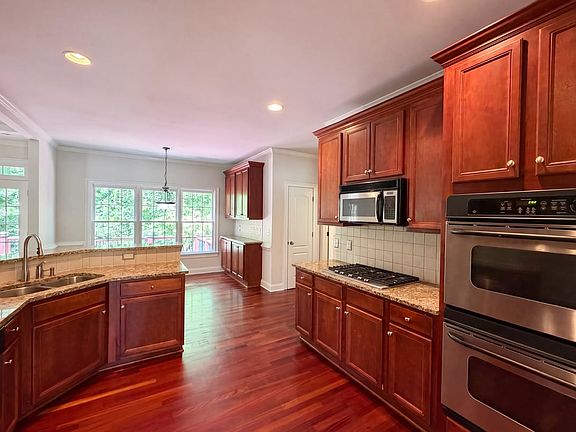 2nd image of 811 Windsor Creek Dr
