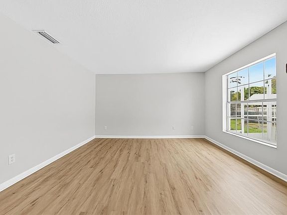3rd image of 1322 GLENGREEN LANE