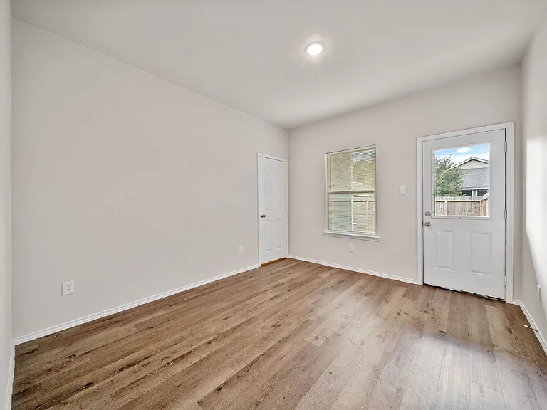 403 E Avenue G — Photo 16