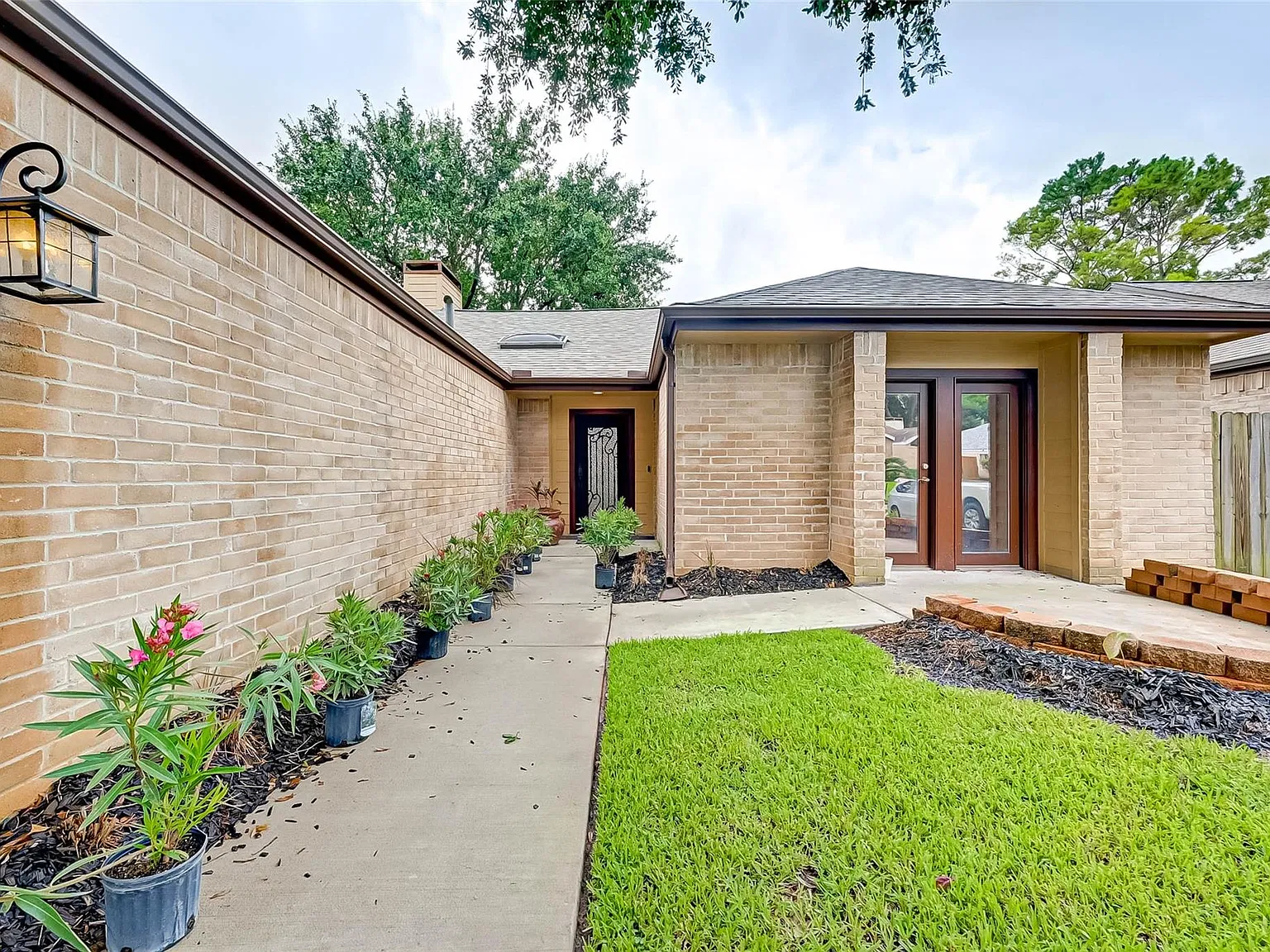 3 bed, 2.0 bath, 2218 sqft, $3,000 — Photo 3