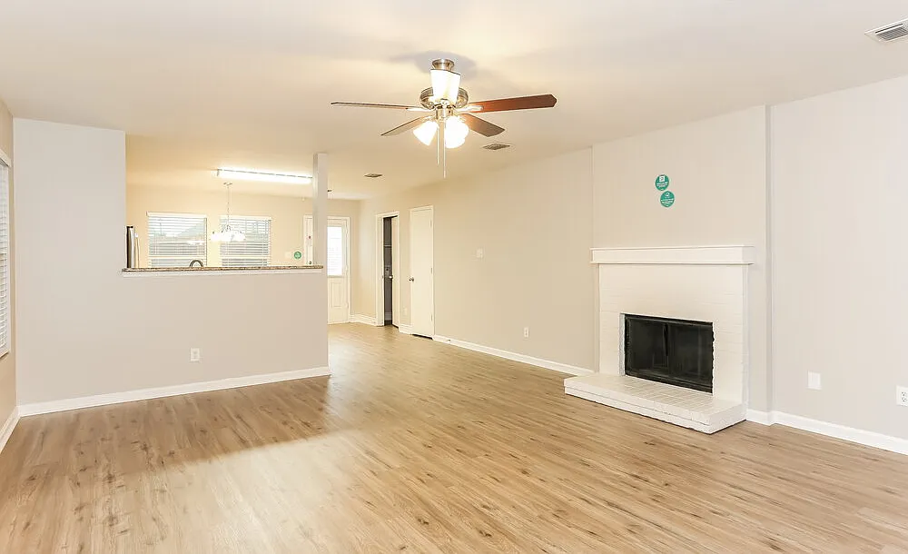 3 bed, 2.0 bath, 1673 sqft, $2,440 — Photo 4