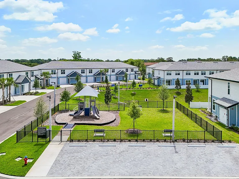 Lake Tavares Apartments — Photo 73