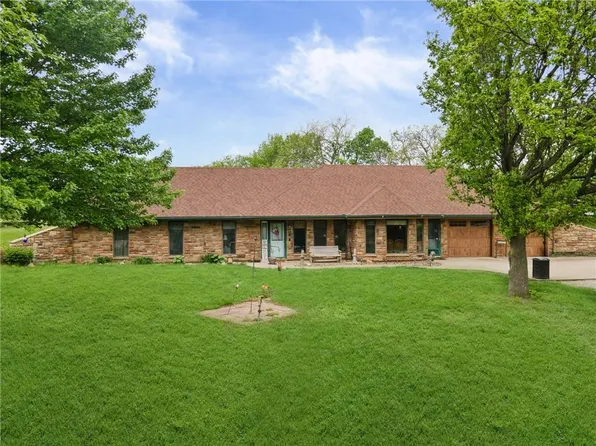 4021 Country Squire Rd, Oak Grove, MO 64075