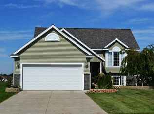 2141 Hartstone Dr SE, Caledonia, MI 49316