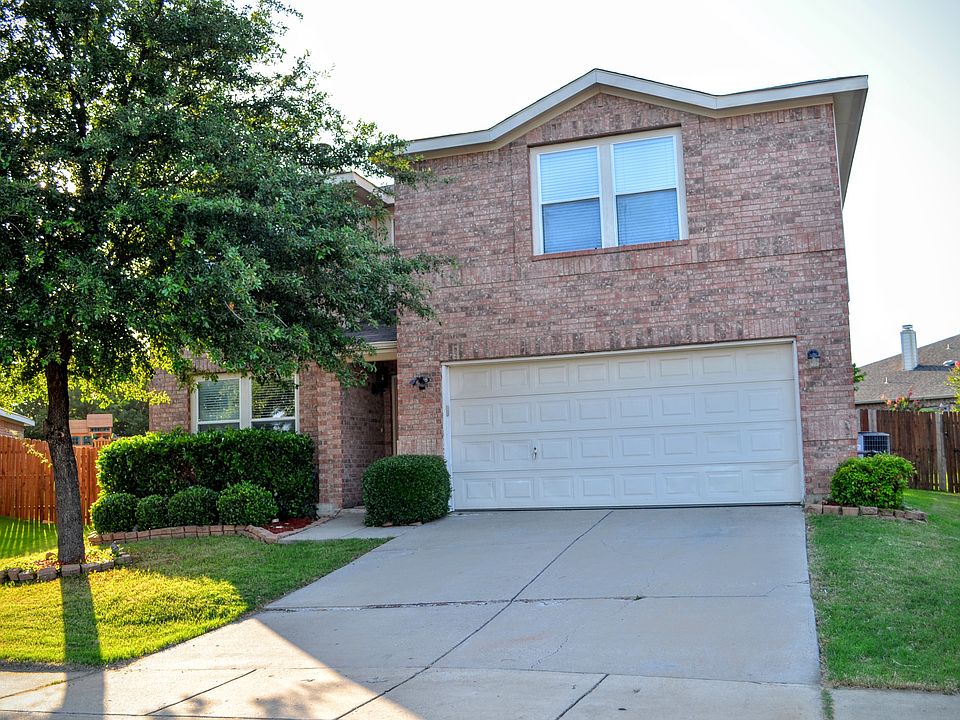 2nd image of 1401 Thornhill Ln