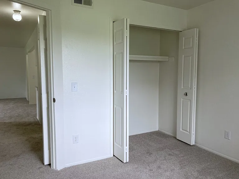 Windsor Place Apartments — Photo 64