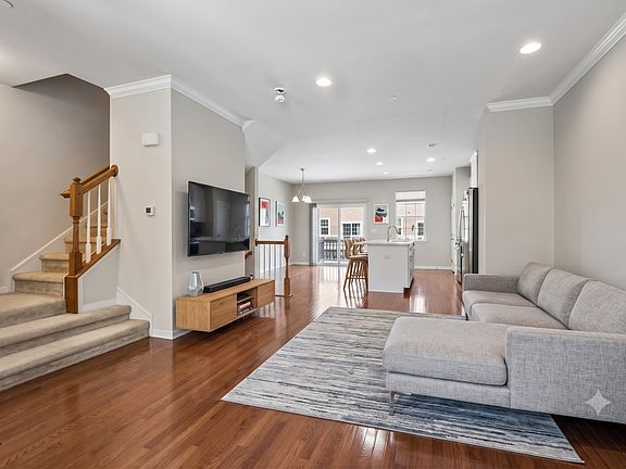 5th image of 69 Nicholas Dr W