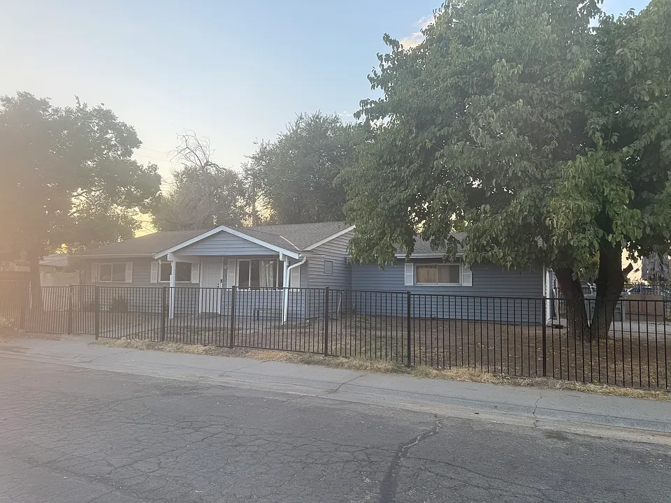 1141 Roanoke Ave