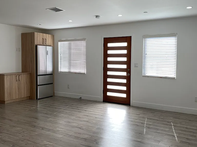 2300 Carmona Ave — Photo 8