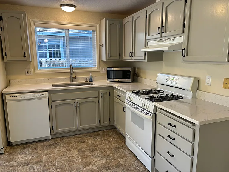 1886 NE Windy Tree Ct — Photo 9