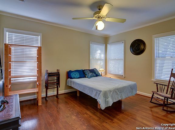 5th image of 140 E Edgewood Pl