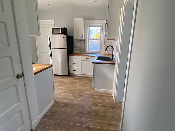 5th image of 994 Parkwood Dr