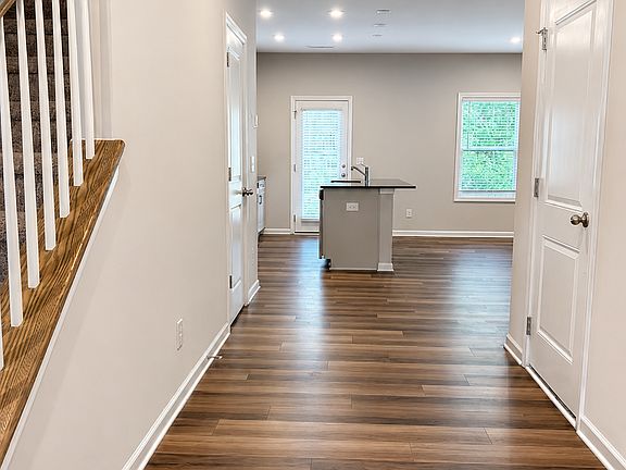 3rd image of 843 Oak Center Dr
