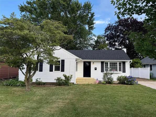 22 Bradish Lane, Babylon, NY 11702