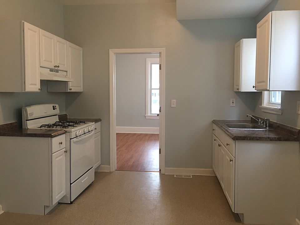 2nd image of 924 W 5th St