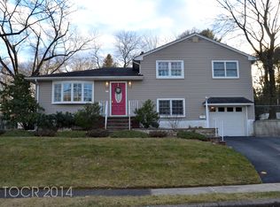2 Evergreen St, Waldwick, NJ 07463