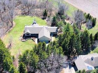 N5864 Hargraves Rd, Burlington, WI 53105