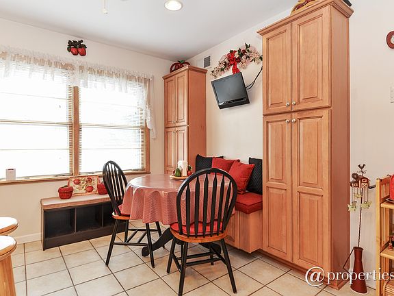 Kitchen / Breakfast Room