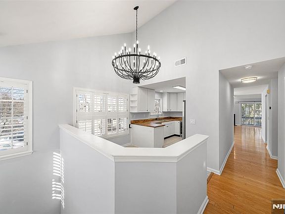 4th image of 36 Woods Edge Rd