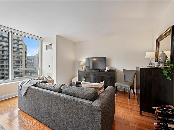 5th image of 33 W Ontario St APT 31C