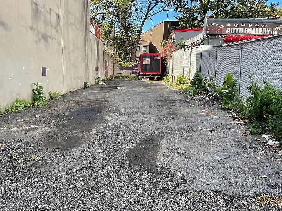 2nd image of 131 W Broadway