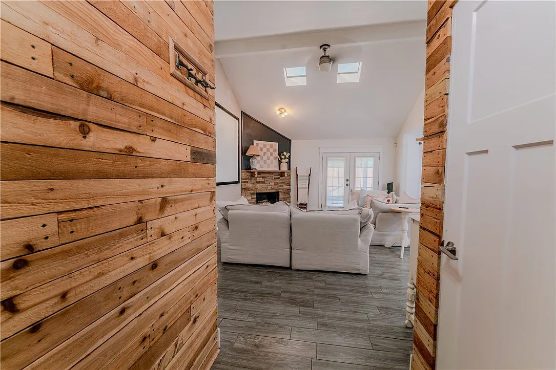 4 bed, 2.0 bath, 1859 sqft, $2,300 — Photo 2