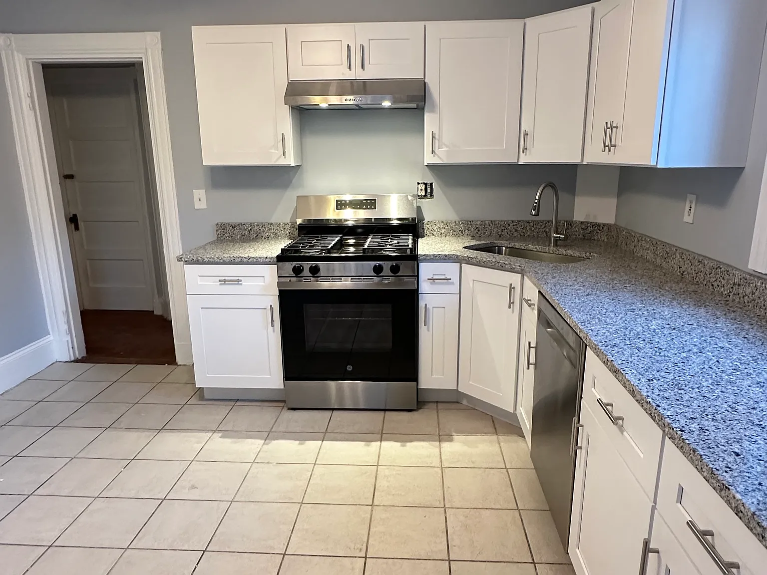3 bed, 9999 sqft, $2,600 — Photo 3