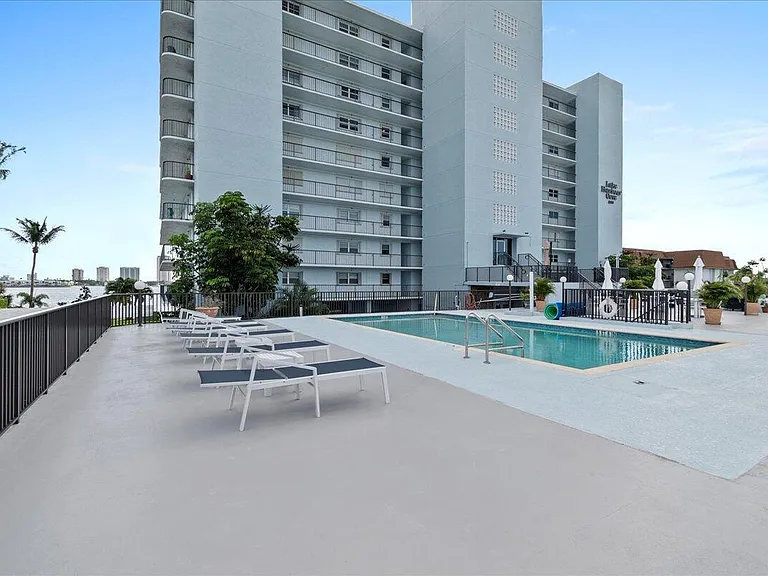 3040 Lake Shore Dr #101 — Photo 41
