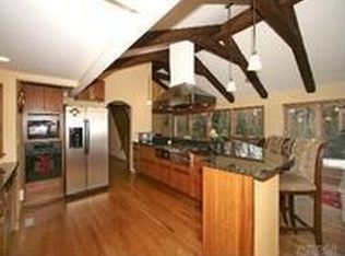 12 Meadowood Ct, Huntington, NY 11743