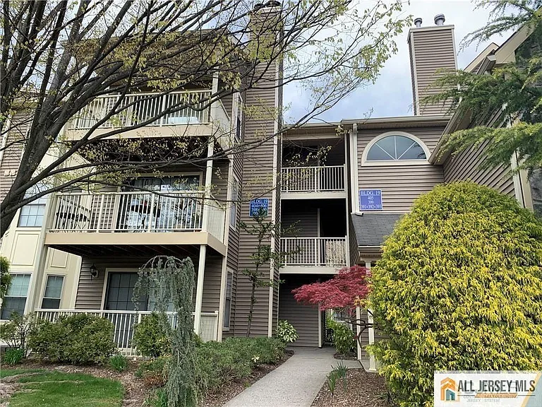 404 Carhart Ct — Photo 1